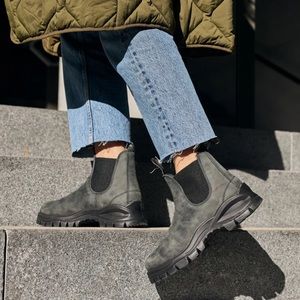 Blundstone 2238 Chunky Lug Chelsea Boot in Rustic Black Leather, US 9.5